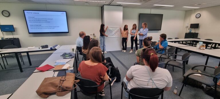 grupa osób w sali podczas szkolenia