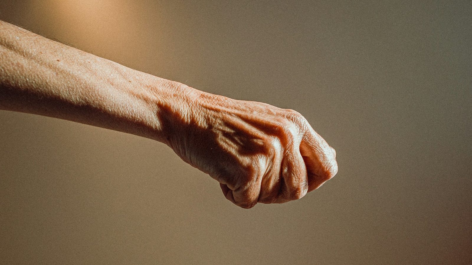 ręka z zaciśniętą pięścią